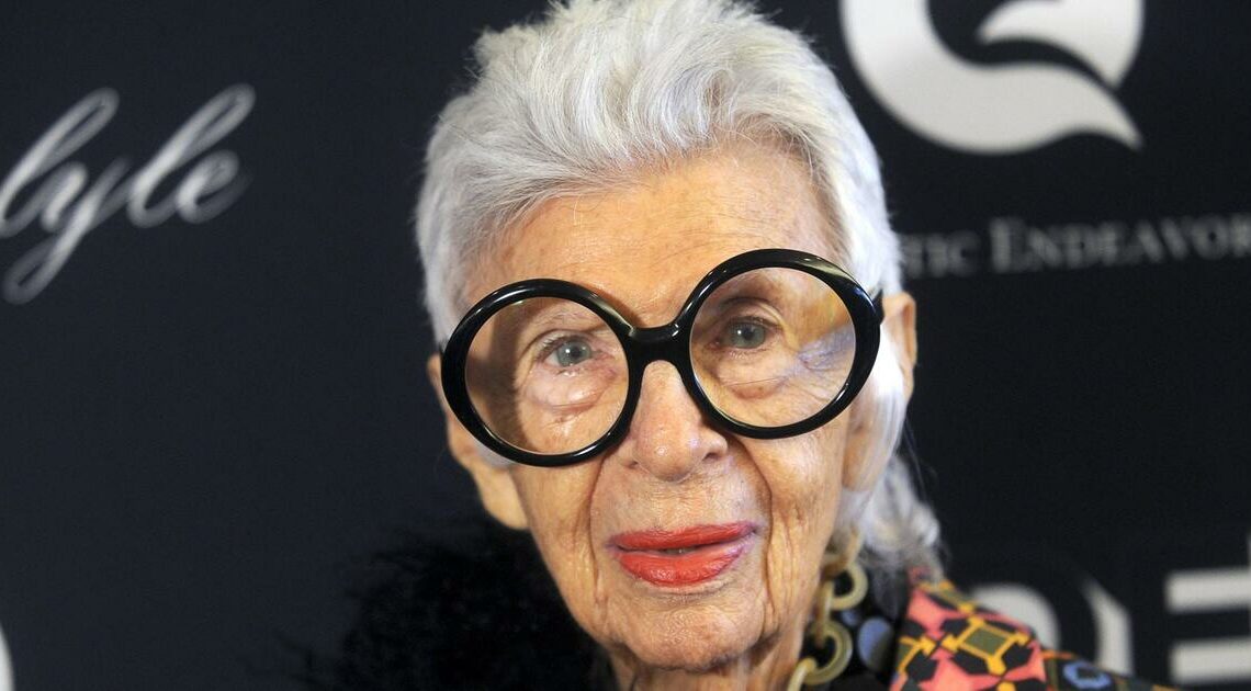 Iris Apfel stößt zum 102. Geburtstag mit Rotwein an