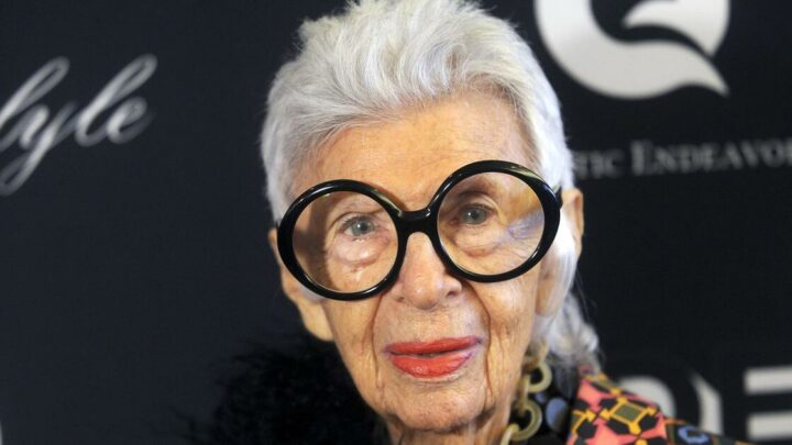 Iris Apfel stößt zum 102. Geburtstag mit Rotwein an