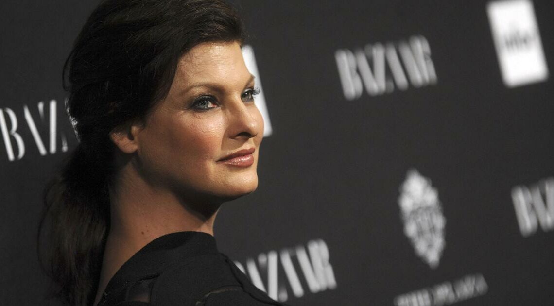 Linda Evangelista über Krebs: "Ich weiß, dass ich mit einem Fuß im Grab stehe"