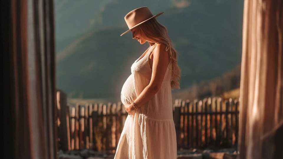 Schwangerschaftsendspurt: Ana Johnsons Hebamme kommt vorbei