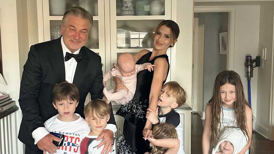 Alec und Hilaria Baldwin bringen alle sieben Kids zu Event