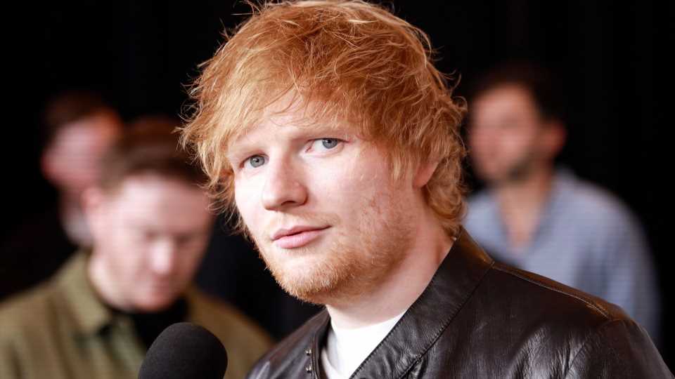 Makaber: Ed Sheeran schaufelt sich im Hinterhof eigenes Grab