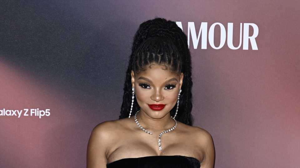 Samt und Blumen: Versteckt Halle Bailey ihren Babybauch?