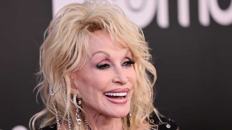 Darum schläft Dolly Parton jede Nacht in ihrem Make-up-Look!