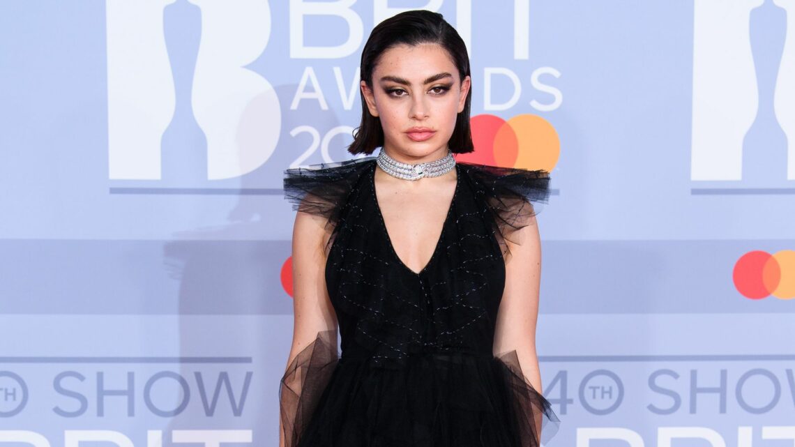 Funkelnder Ring am Finger: Ist Charli XCX etwa verlobt?