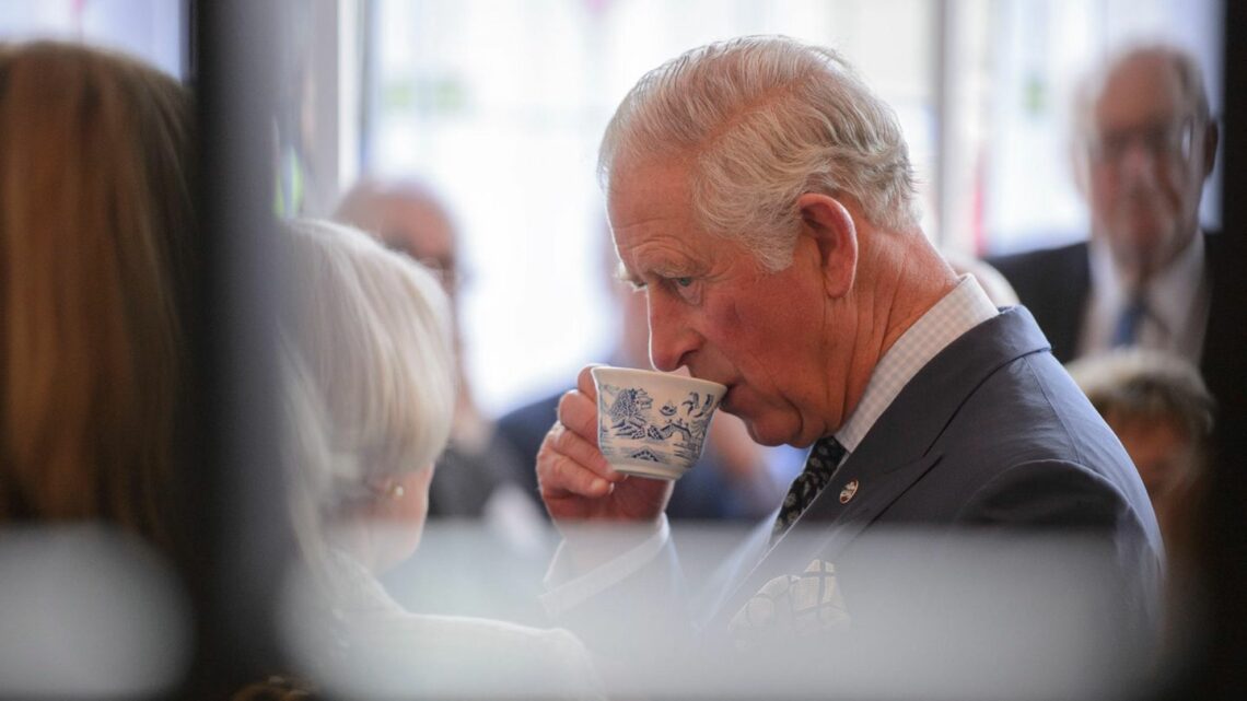 Gebügelte Schnürsenkel + halbnackte Übungen: König Charles setzt auf skurrile Morgenroutinen