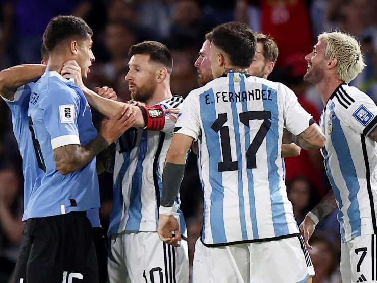 Messi packt Gegner am Hals: Heftige Szenen in der WM-Qualifikation