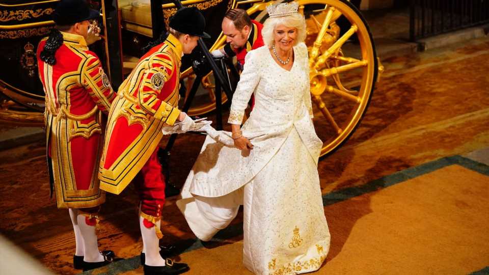 Zu diesem Anlass packt Königin Camilla ihr Krönungskleid aus