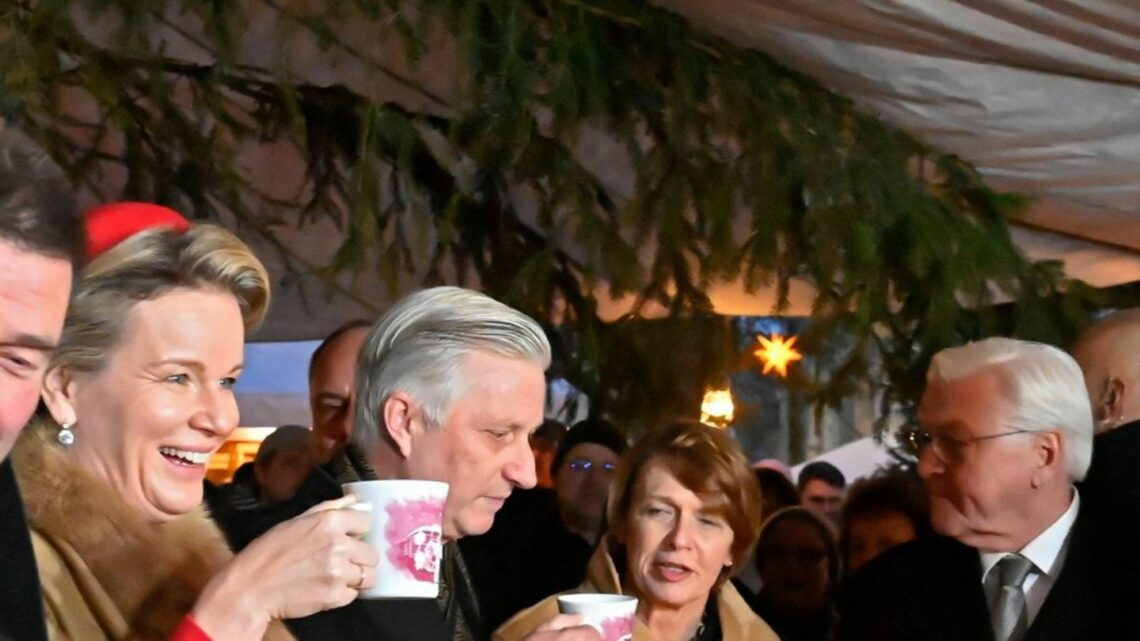 Königspaar trinkt Glühwein in Dresden