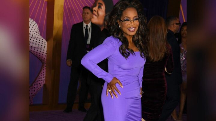 Oprah Winfrey strahlt in violetter Robe